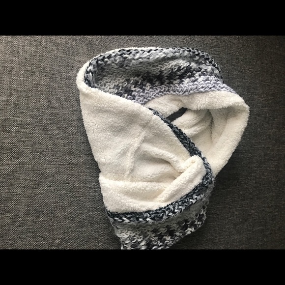 Scarf - Picture 1 of 2